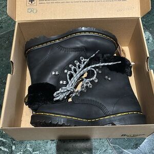 NWT women’s 7 Doc Marten Serena Collar fuzzy black leather boots